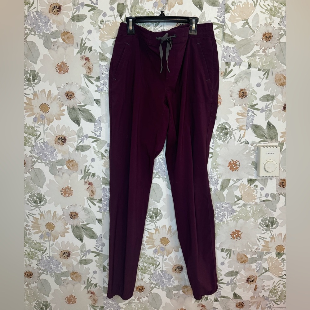 Women’s Eddie Bauer maroon pants 🛍